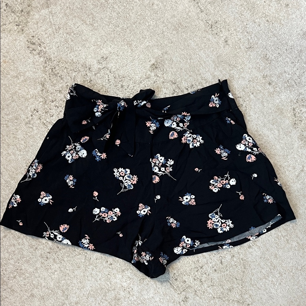 Maurices Floral Black Women's Shorts - 3/4